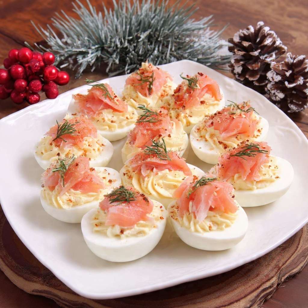 Œufs mimosa saumon fumé garnis d’aneth et paprika doux