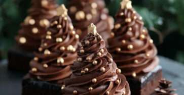 Mini sapins brownie chocolat décorés d’étoiles dorées et crème pochée façon sapin