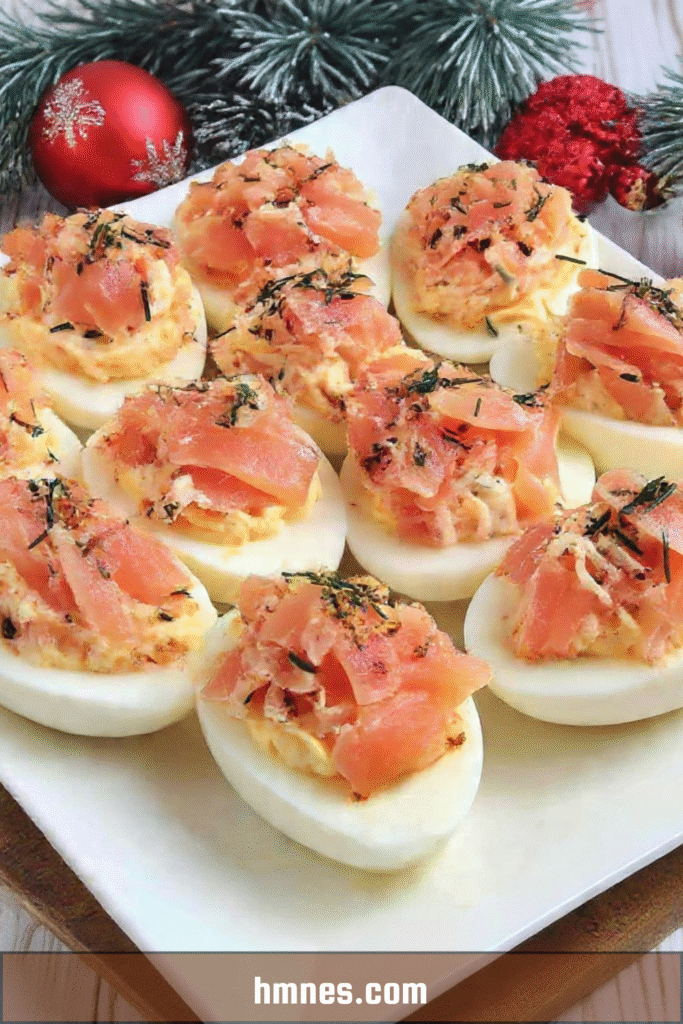 Œufs mimosa au saumon fumé garnis de crème onctueuse et herbes fraîches