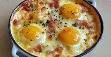 Œufs cocotte fromage lardons servis en ramequin avec fromage fondu et lardons croustillants