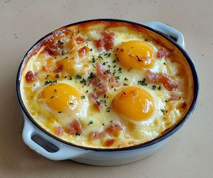 Œufs cocotte fromage lardons servis en ramequin avec fromage fondu et lardons croustillants