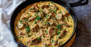 Sauté de porc moutarde crème mijoté avec sauce onctueuse et viande fondante