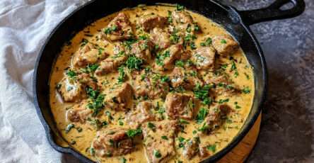 Sauté de porc moutarde crème mijoté avec sauce onctueuse et viande fondante