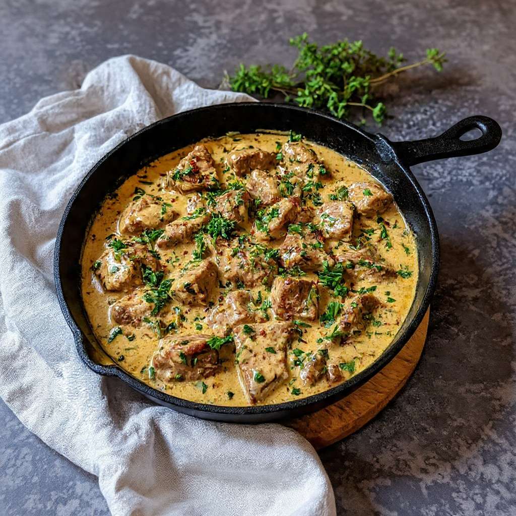 Sauté de porc moutarde crème mijoté avec sauce onctueuse et viande fondante