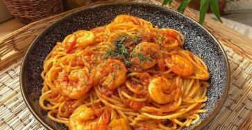 Spaghetti aux crevettes sauce tomate avec persil et sauce maison