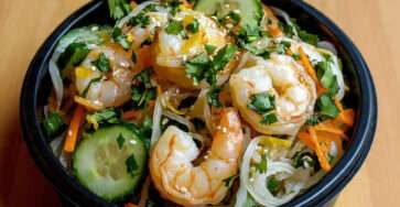 Salade asiatique de crevettes croquantes avec concombre, carotte et sésame