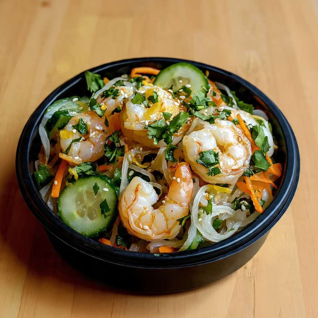 Salade asiatique de crevettes croquantes avec concombre, carotte et sésame