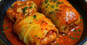 Choux farcis fondants à la sauce tomate maison dans une cocotte