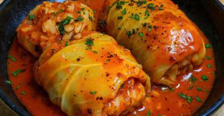 Choux farcis fondants à la sauce tomate maison dans une cocotte