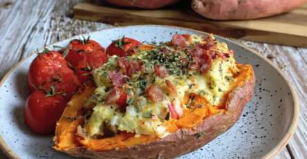 Patate douce farcie au fromage et lardons gratinée au four
