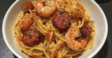 Spaghetti crème de poivron chorizo crevettes servis avec sauce onctueuse et fruits de mer