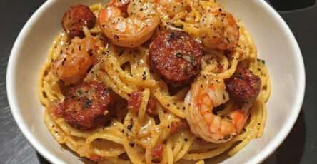 Spaghetti crème de poivron chorizo crevettes servis avec sauce onctueuse et fruits de mer