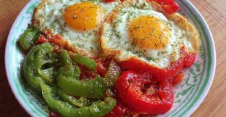 Œufs au plat aux poivrons fondants cuits à la poêle façon méditerranéenne