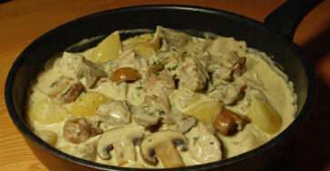 Sauté de porc à la crème et champignons avec pommes de terre fondantes en cocotte