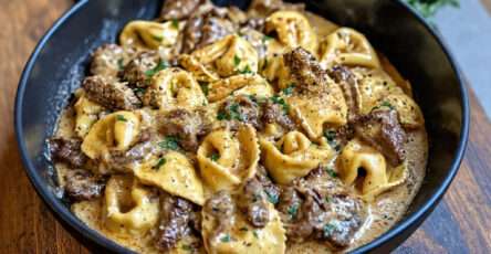 Tortellini crémeux au bœuf servis avec sauce onctueuse et parmesan râpé