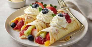 Crêpes roulées aux fruits et chantilly garnies de fruits frais colorés