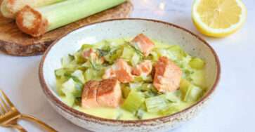 Fondue de poireaux au saumon crémeuse servie chaude avec herbes fraîches