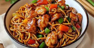 Nouilles sautées au poulet épicé avec légumes croquants et sauce asiatique brillante servies dans un bol