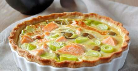 Quiche saumon poireaux fondante et dorée au four avec fromage gratiné et pâte croustillante