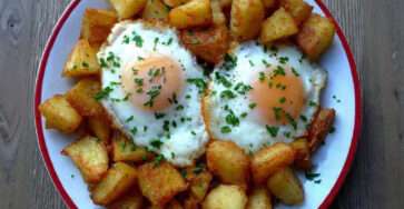 Œufs au plat pommes de terre sautées à l’ancienne dorées et croustillantes dans une poêle