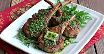 Côtelettes d’agneau beurre persillé dorées à la poêle avec beurre fondant à l’ail et persilCôtelettes d’agneau beurre persillé dorées à la poêle avec beurre fondant à l’ail et persil