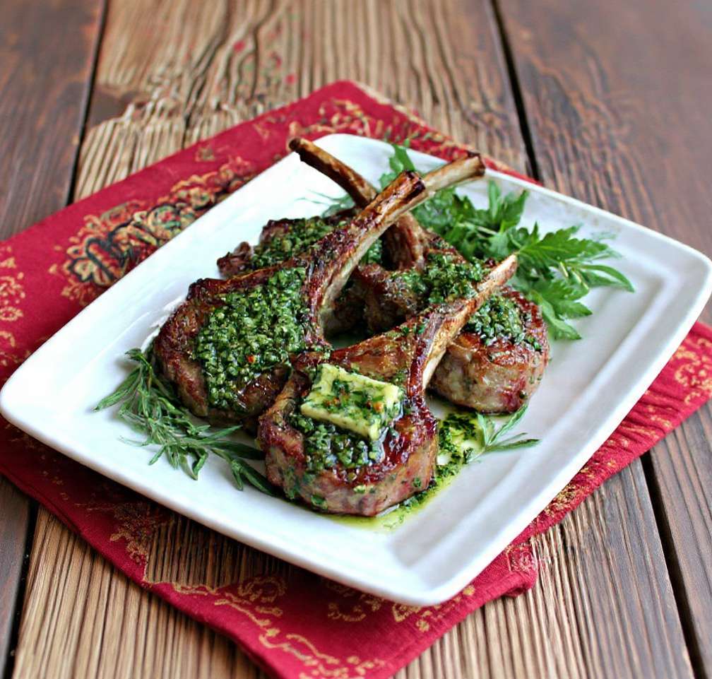 Côtelettes d’agneau beurre persillé dorées à la poêle avec beurre fondant à l’ail et persilCôtelettes d’agneau beurre persillé dorées à la poêle avec beurre fondant à l’ail et persil