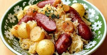 Choucroute garnie alsacienne traditionnelle servie chaude avec saucisses, palette fumée et pommes de terre