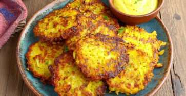 Beignets de chou croustillants à l’ancienne servis chauds et dorés sur assiette