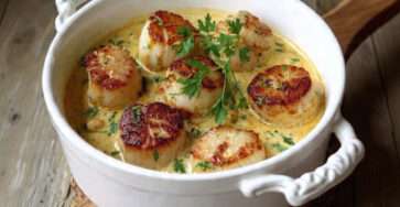 Noix de saint jacques crème persil poêlées avec sauce crémeuse