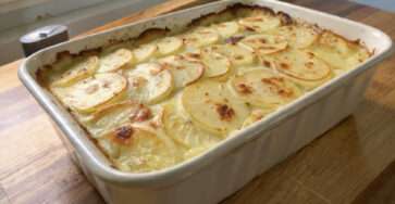 Gratin dauphinois traditionnel crémeux et doré au four dans un plat familial
