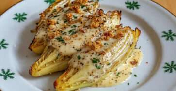 Plat d’endives gratinées à la sauce légère avec fromage doré