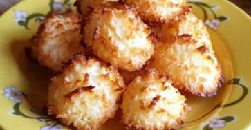 Rochers noix de coco dorés et croustillants à la sortie du four