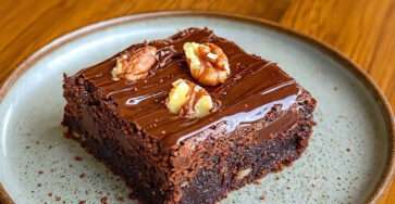 Brownie fondant chocolat noix découpé en carrés avec cœur moelleux