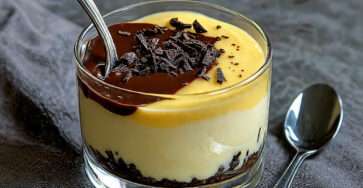 Verrines vanille chocolat avec crème lisse et nappage chocolat noir