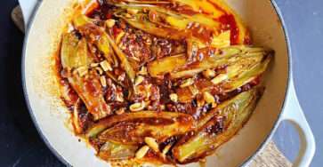 Endives braisées sauce soja miel avec cacahuètes grillées et sauce brillante