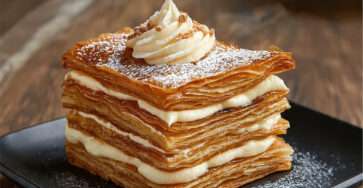 Mille-feuille crème vanille croustillant avec pâte feuilletée dorée