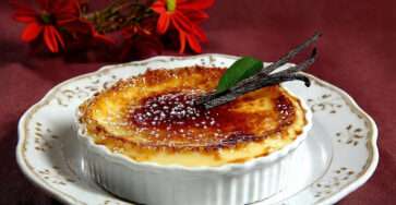 Crème brûlée vanille intense avec croûte caramélisée dorée et brillante
