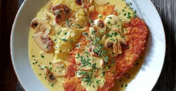 Escalope milanaise crème champignons servie avec sauce onctueuse et champignons poêlés