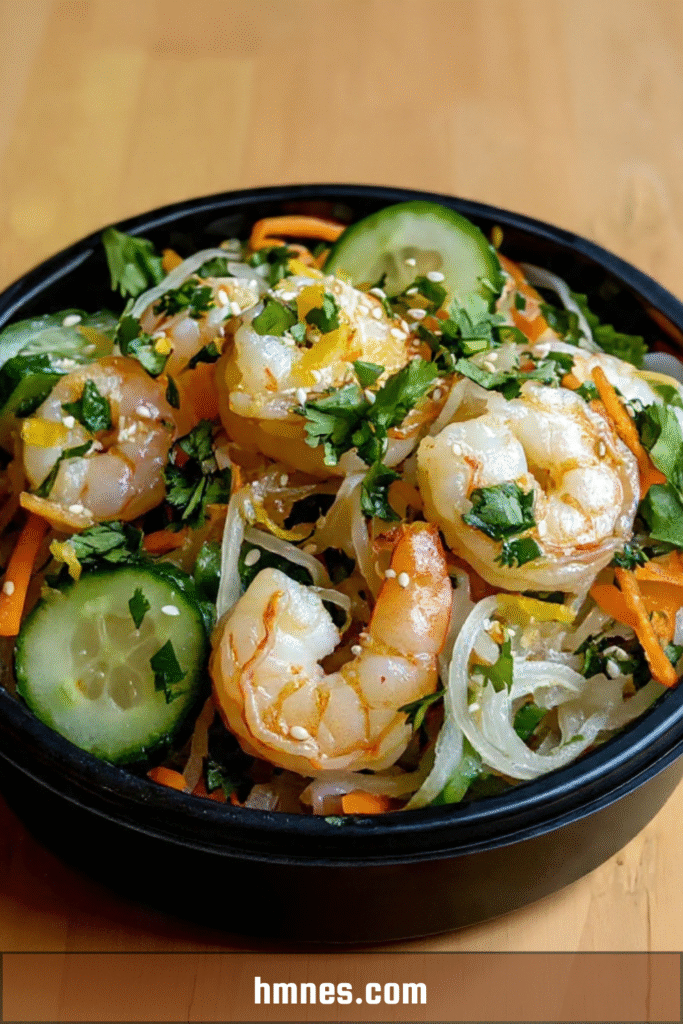 Salade asiatique de crevettes croquantes avec concombre, carotte et sésame