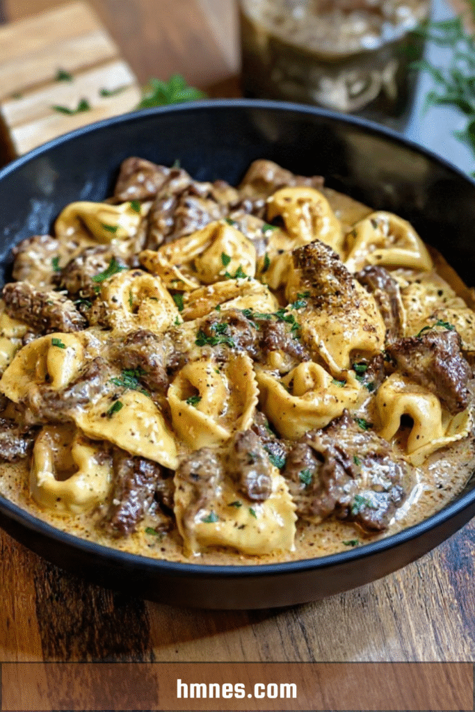 Tortellini crémeux au bœuf servis avec sauce onctueuse et parmesan râpé