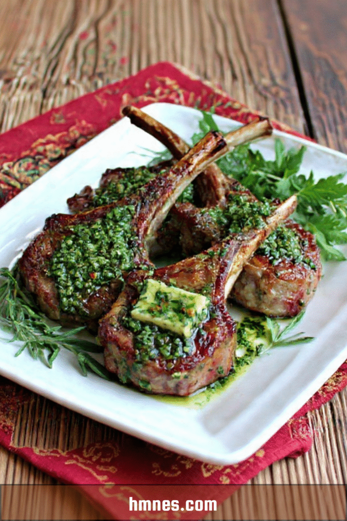 Côtelettes d’agneau beurre persillé dorées à la poêle avec beurre fondant à l’ail et persil