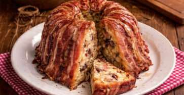 Farçon savoyard traditionnel au lard fumé et pruneaux, démoulé doré