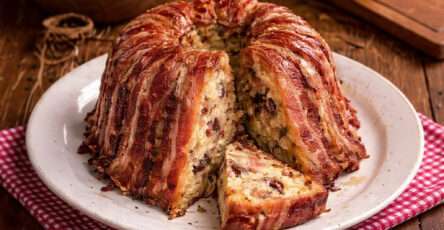 Farçon savoyard traditionnel au lard fumé et pruneaux, démoulé doré