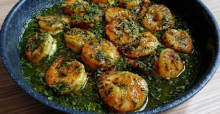 Crevettes sautées à l’ail et au persil traditionnelles, dorées et brillantes