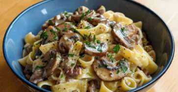 Tagliatelle crémeuses aux champignons et parmesan fraîchement râpé