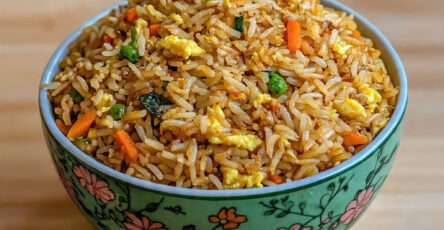 Grand plat de riz frit légumes et œufs festif servi pour buffet