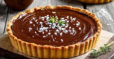 Tarte au chocolat noir et fleur de sel fondante et brillante