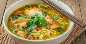 Soupe asiatique au saumon avec nouilles et coriandre fraîche