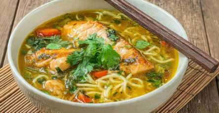 Soupe asiatique au saumon avec nouilles et coriandre fraîche