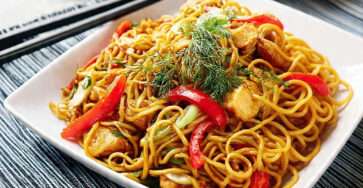 Nouilles asiatiques sautées au poulet avec légumes croquants